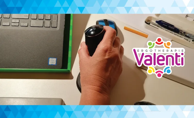 Een hand op een verticale muis naast een laptop, met het logo van Ergotherapie Valenti